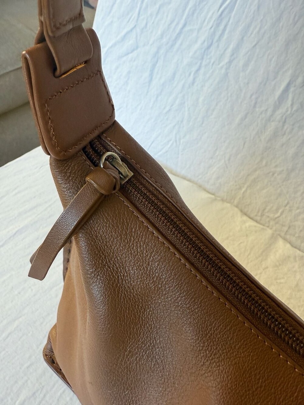 Brown Butter Leather Hobo Bag w Contrast Stitching Y2K 90s Excellent Condition - Picture 5 of 10